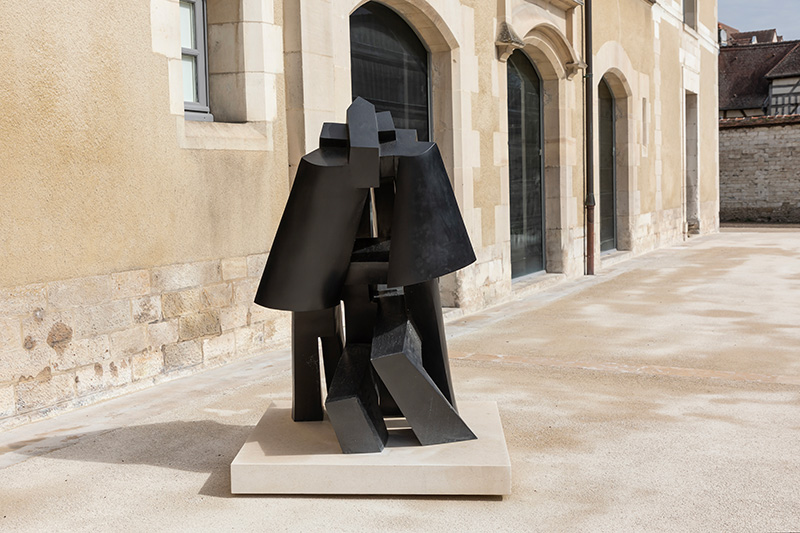 Parvine Curie, un monde sculpté : Grand personnage Burka, 2005, Bronze, Don de l'artiste, 2021, Troyes, musée d’Art moderne